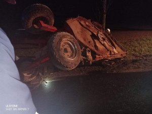 Miejsca zdarzenia drogowego z udziałem lawety z maszyną.