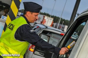 policjant kontroluje trzeźwość kierowcy