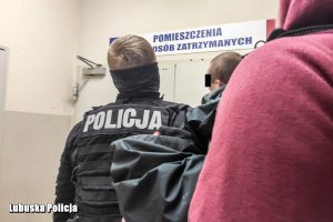 policjanci z zatrzymanym