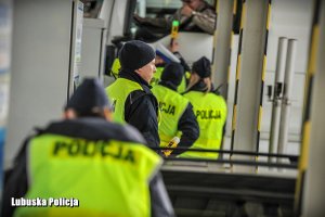 policjanci kontrolują trzeźwość