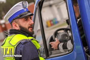 policjant podczas kontroli drogowej