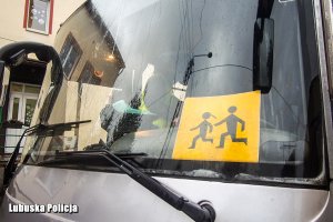 Policyjne kontrole autokarów przewożących dzieci.