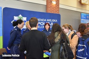 rozmowy policjantów z młodzieżą podczas targów