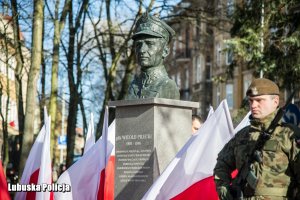 żołnierz przy pomniku