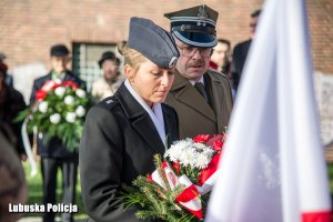 złożenie kwiatów pod pomnikiem