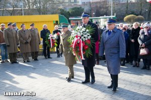 składanie kwiatów pod pomnikiem