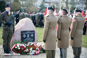 Żołnierze oddają hołd.