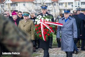 Funkcjonariusze składają kwiaty.