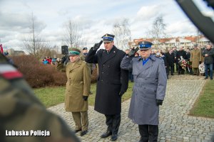 Funkcjonariusze oddają hołd.