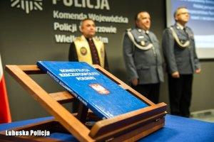 Konstytucja na tle policjantów.