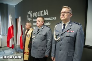 Policjanci i kapelan