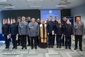 nowoprzyjęci policjanci z kierownictwem kwp w gorzowie wlkp.