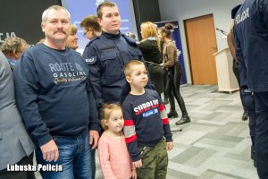 pamiątkowe zdjęcie policjanta z bliskimi