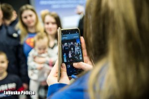 nowoprzyjęty policjant z bliskimi