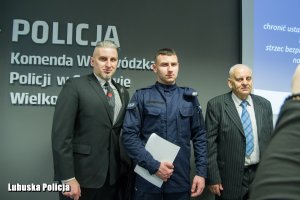 policjantka po ślubowaniu z bliskimi