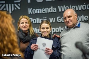 rodzina z nowoprzyjętego policjanta