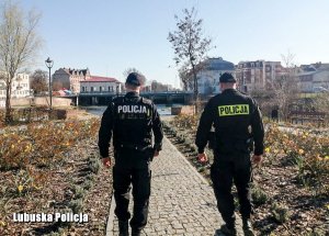 policjanci w parku