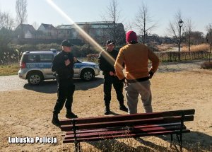 policjanci patrolują park