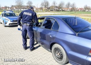 policjanci kontrolują kierowcę