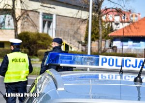 policjanci przy radiowozie