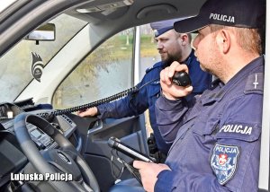 policjanci w radiowozie