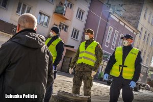 policjanci rozmawiają z mieszkańcem