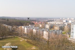 dron leci nad miastem