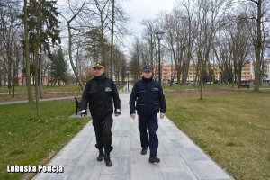 policjant i strażnik miejski podczas patrolu