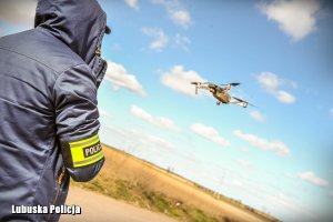 policjant startuje dronem