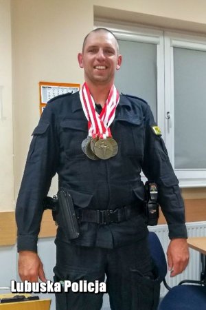 Policjant z medalami