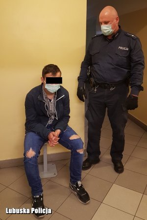 policjant i podejrzany 20-latek