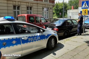 policyjny radiowóz i ścigany pojazd