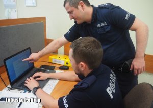 Doświadczony policjant tłumaczy młodszemu koledze