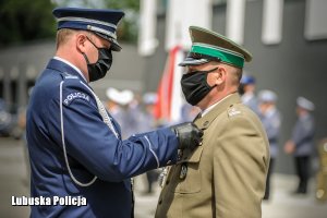 Komendant Wojewódzki Policji w Gorzowie odznacza funkcjonariusza Straży Granicznej.