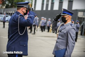Komendant Wojewódzki Policji w Gorzowie przekazuje awans podinspektorowi Szymonowi Sędzikowi.