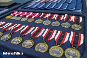 Medale dla wyróżnionych policjantów.