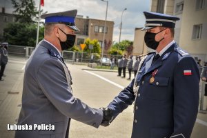 Komendant Wojewódzki Policji w Gorzowie gratuluje wyróżnionemu policjantowi.