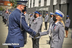 Komendant Wojewódzki Policji w Gorzowie  gratuluje wyróżnionej policjantce.