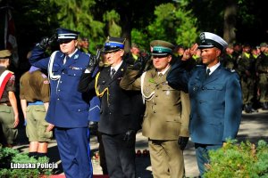 Komendant Wojewódzki Policji w Gorzowie Wielkopolskim inspektor Jarosław Pasterski wraz z innymi przedstawicielami służb mundurowych oddaje hołd