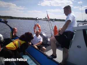 Policjanci kontrolują jednostki pływające