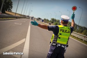 Policjant ruchu drogowego zatrzymujący pojazd