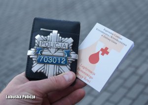Policyjna odznaka i legitymacja honorowego krwiodawcy.
