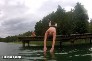 Mężczyzna wskakujący do jeziora.