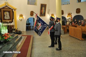 Sztandar Komendy Wojewódzkiej Policji w Gorzowskie w kościele.