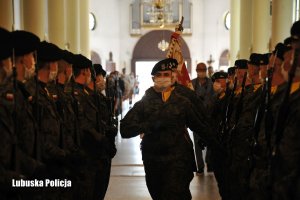 Żołnierze wchodzą do kościoła.