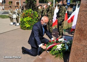Wojewoda Lubuski składa kwiaty pod pomnikiem Marszałka Józefa Piłsudskiego.