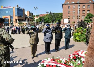 Delegacja służb mundurowych pod pomnikiem Marszałka Józefa Piłsudskiego.