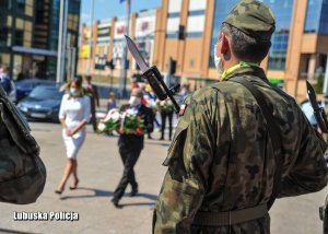 Złożenie kwiatów pod pomnikiem Marszałka Józefa Piłsudskiego.