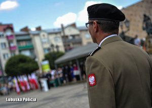 Żołnierz na uroczystym apelu.