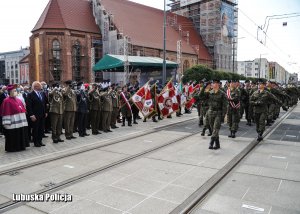 Żołnierze na uroczystym apelu.